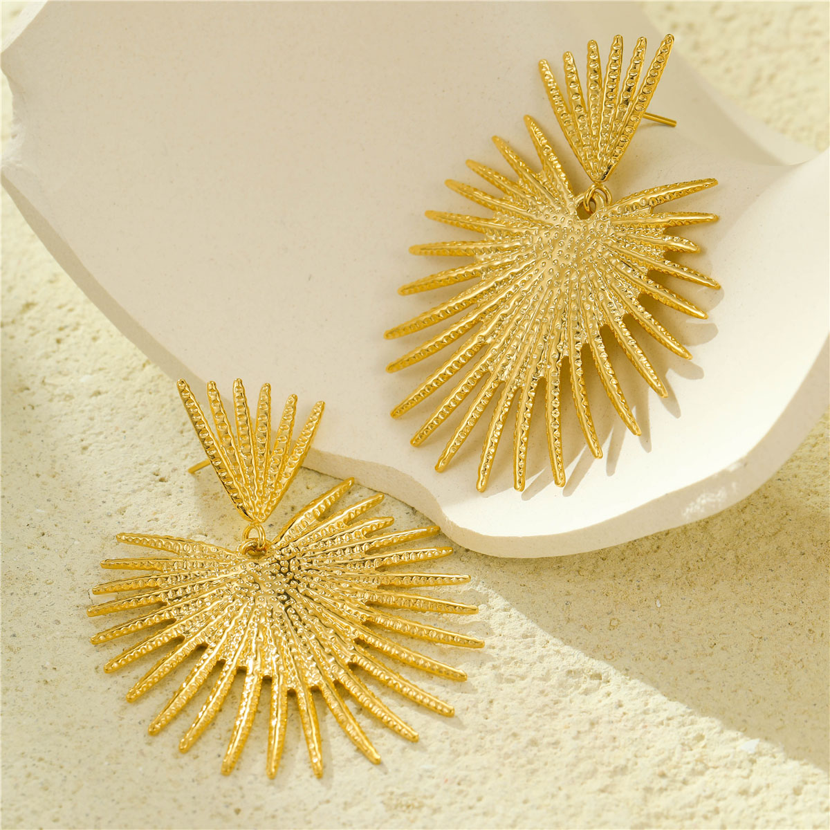 18K镀金夸张射线扇形耳环