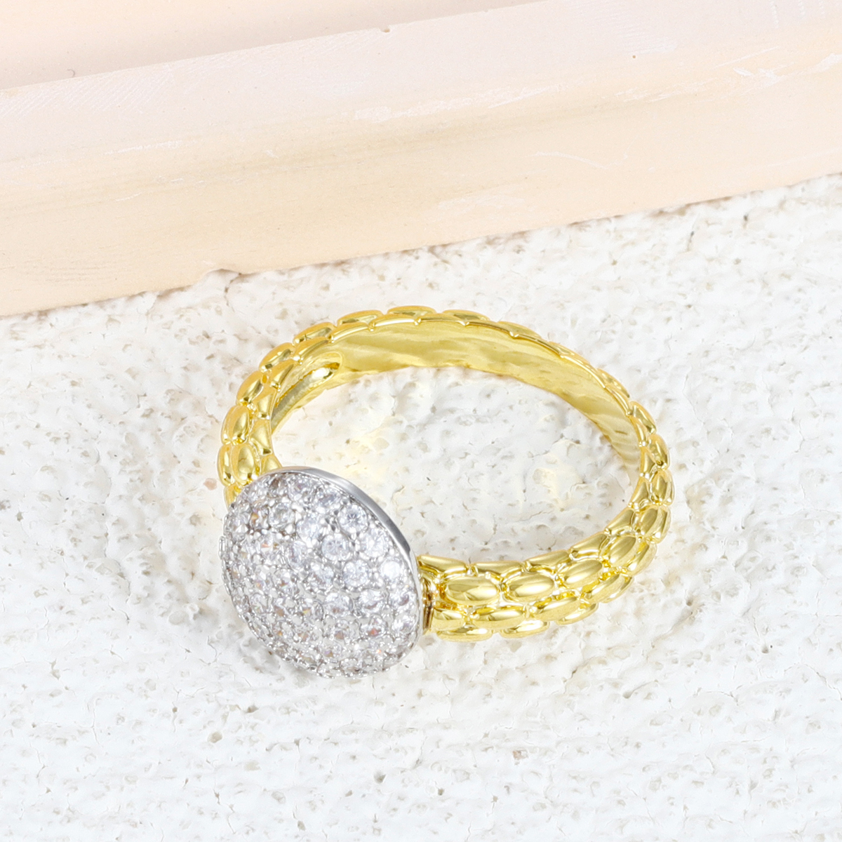 圆形爪镶锆石莫桑石冰晶簇戒指