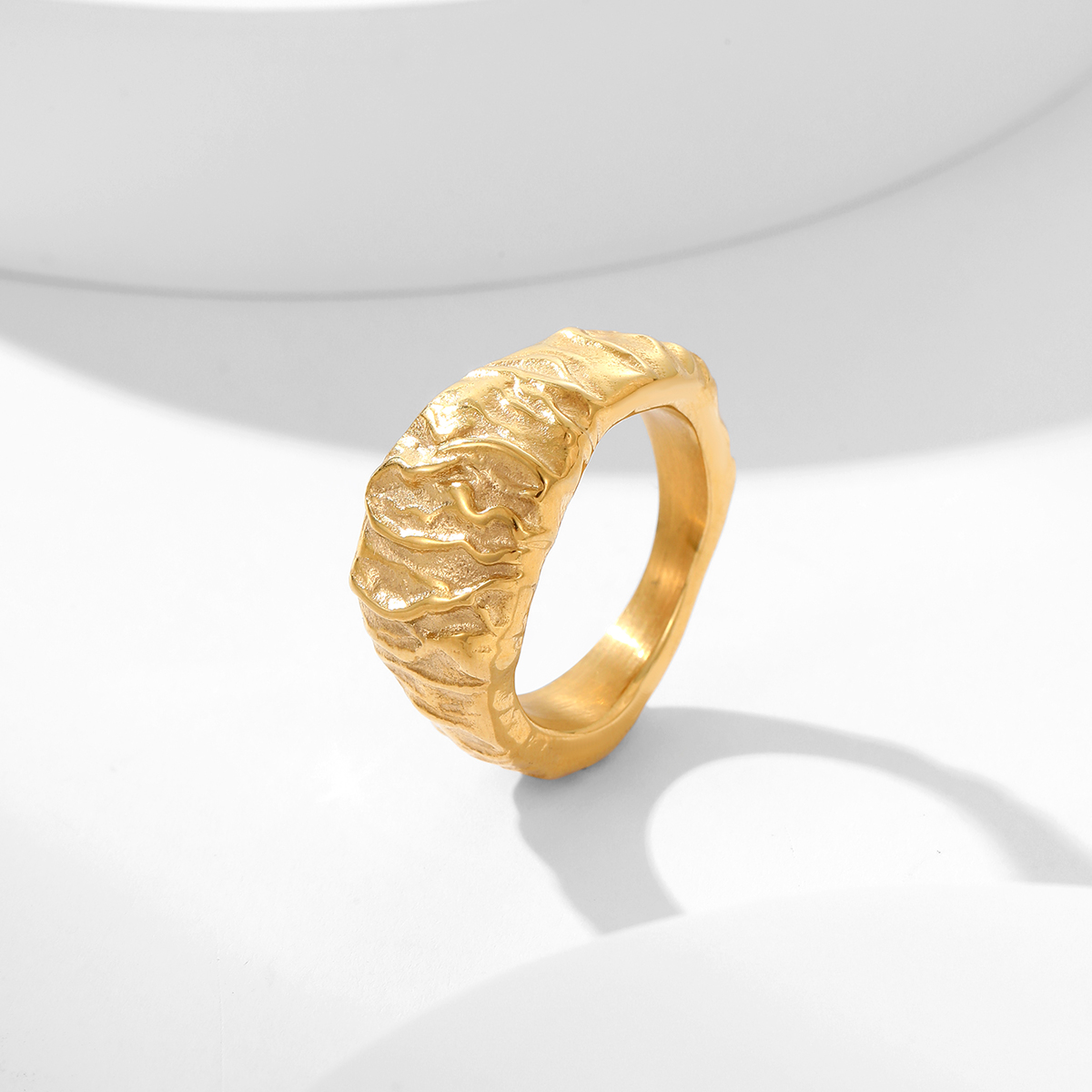 时尚珠宝锤纹戒指