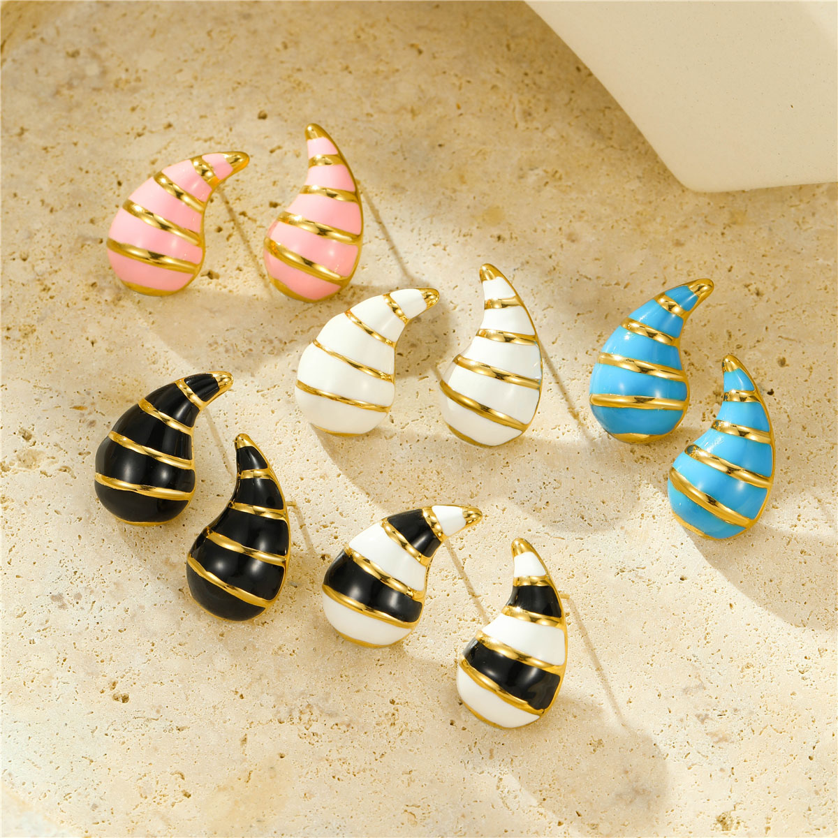 条纹水滴角形珐琅耳钉