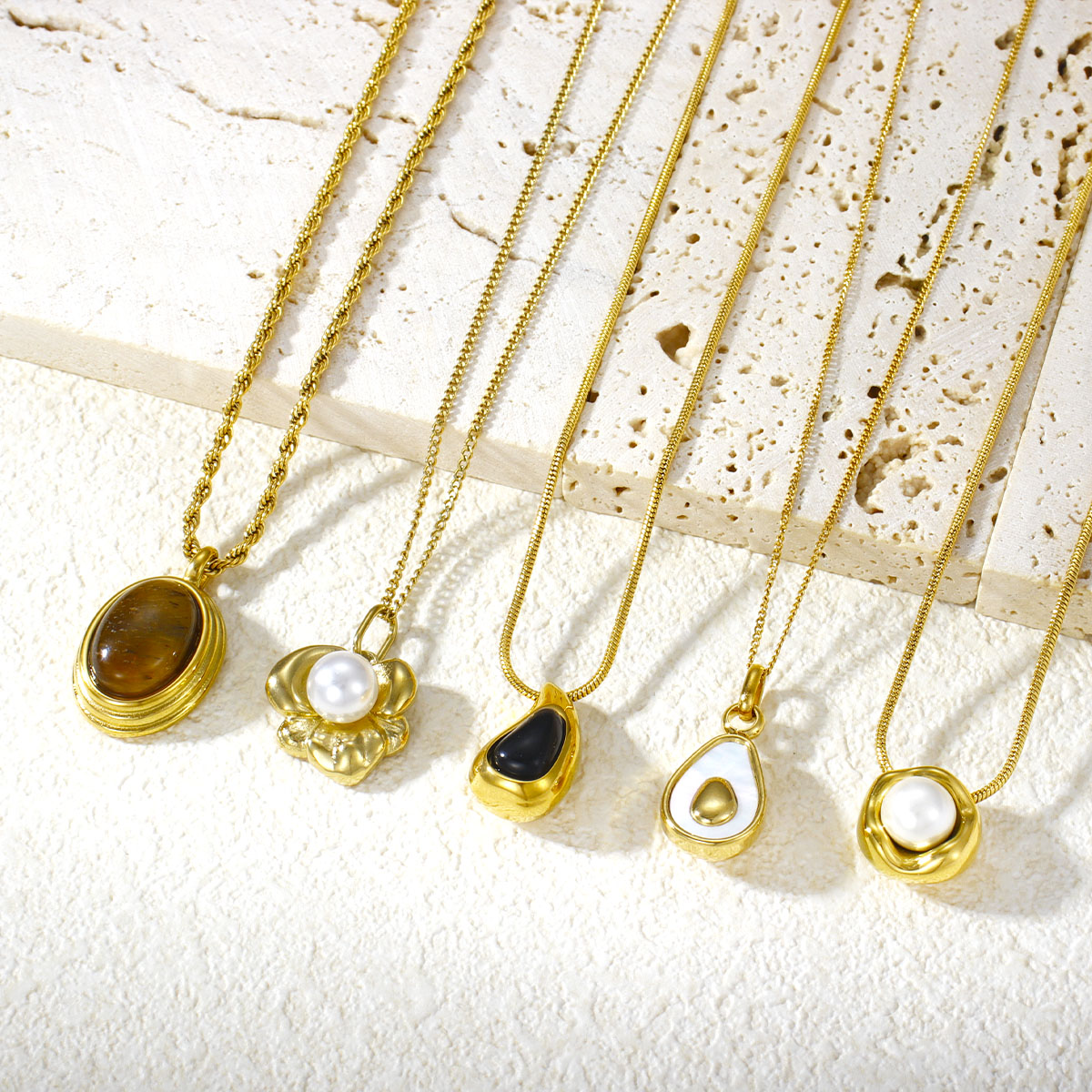 18K镀金不锈钢防水牛油果壳吊坠